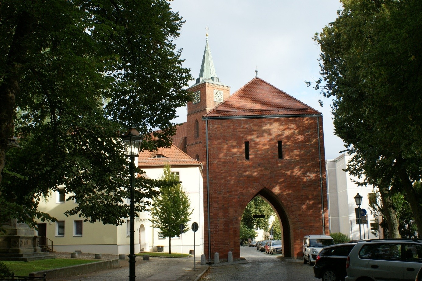Ansicht des alten Tores in der historischen Stadtmauer