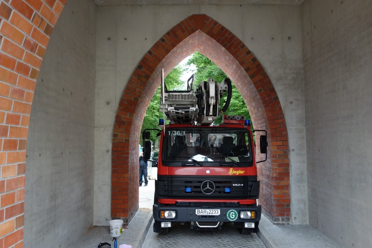 Durchfahrt durch das neu errichtete Mühlentor während der Bauphase