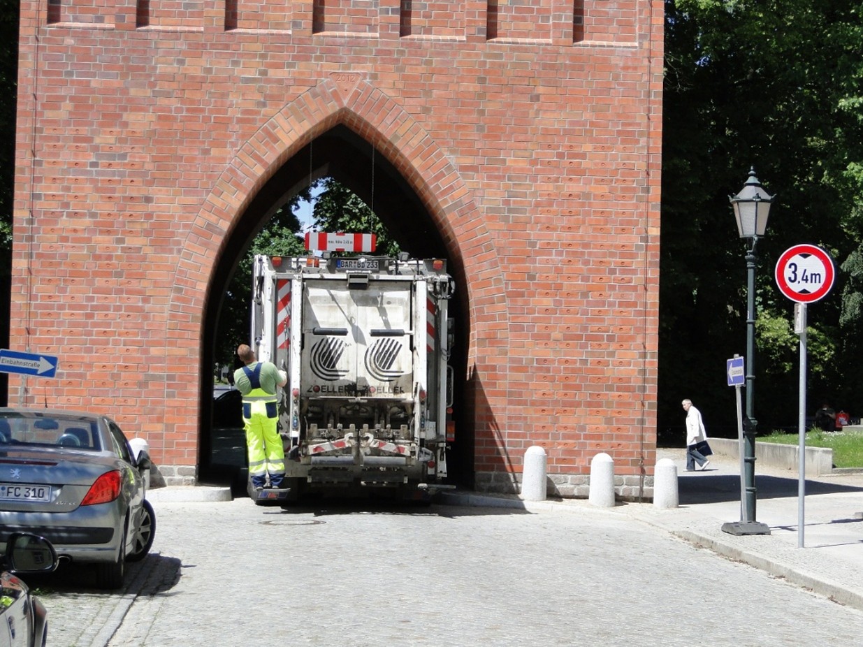 Mühlentor mit Fahrzeugen im täglichen Verkehr