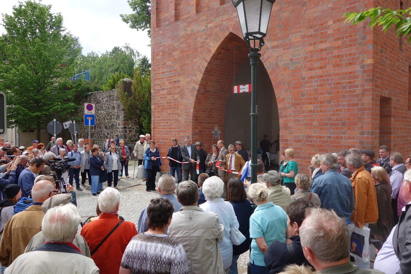 Grundsteinlegung mit zahlreichen Gästen am Mühlentor