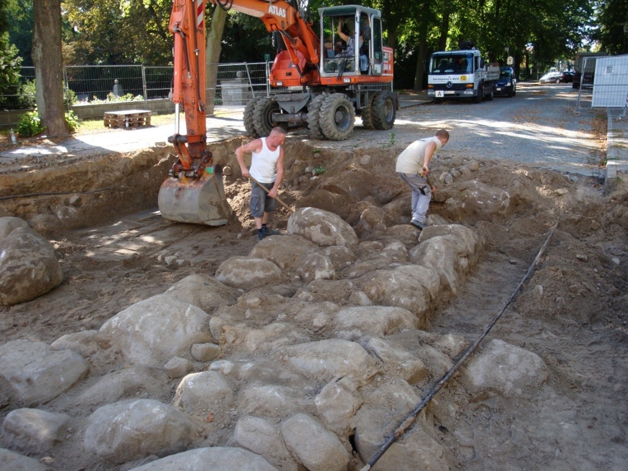 Freigelegte Feldsteine der alten Gründung des Mühlentors