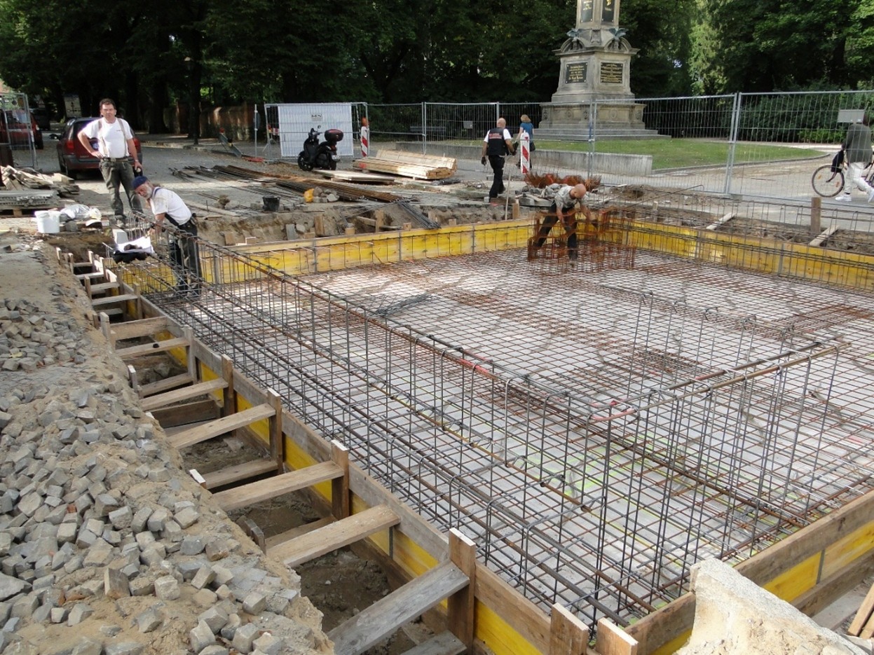 Neue Bodenplatte und Bewehrung für das Mühlentor